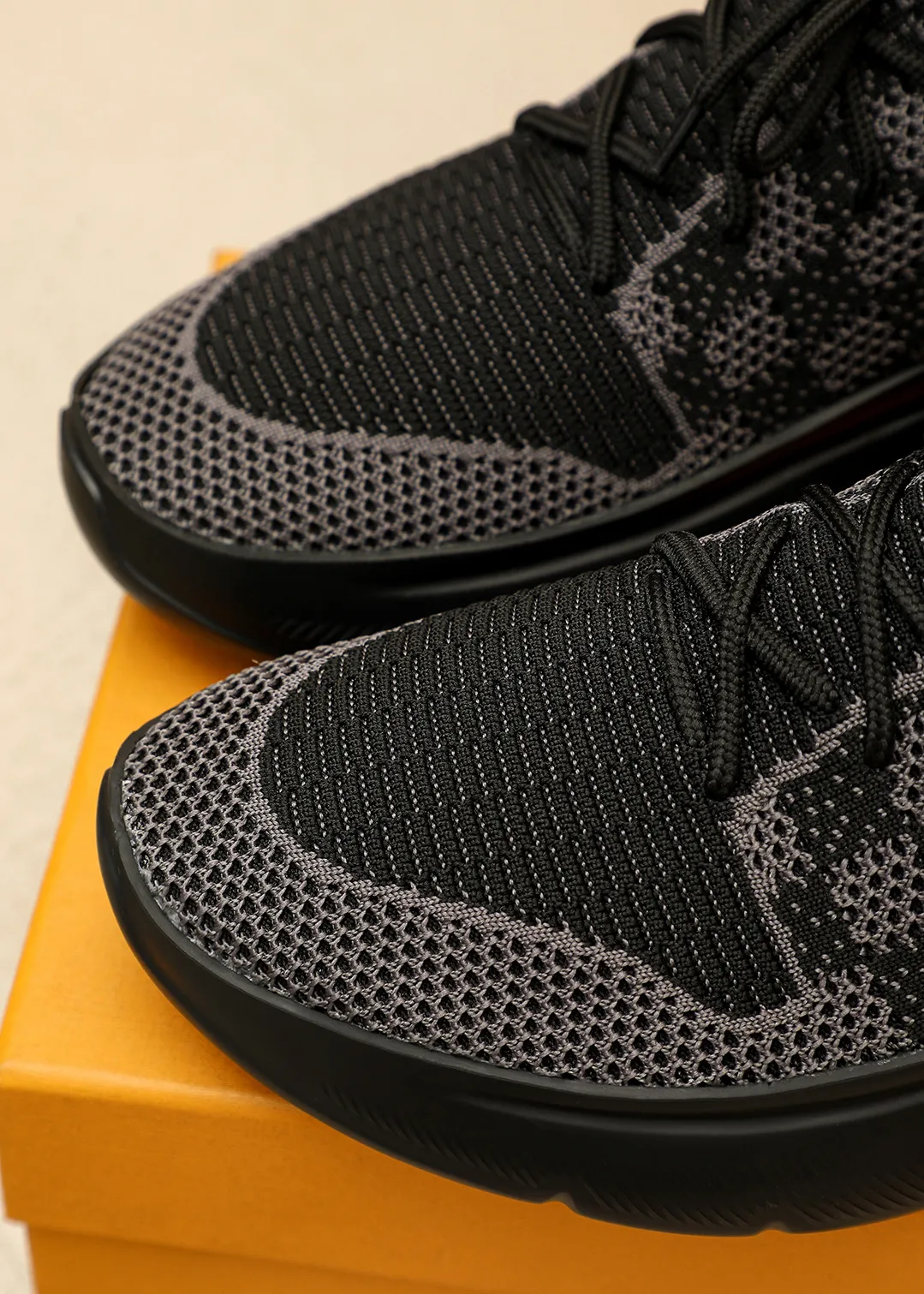 Men's men's shoes 💰480💐 Louis Vuitton Louis Vuitton 2025 new four-season lace-up series! The complex fly-knitting process for shoe uppers is now on the market. The counter has LV shape embossed stitching with original patterns, original raw materials, fabrics, and original fly-knitting! The inside is original and customized! 1:1 outsole mold opening! Foam outsole! 38-44 (45 customized)